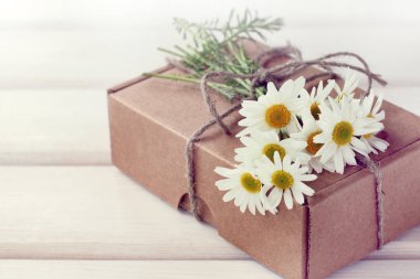 Tatil hediye alan papatyalar bir masa üzerine bir buket / Tebrikler retro tarzı