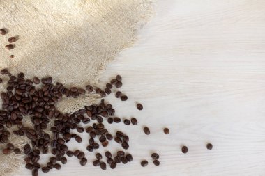doğal kahve çekirdekleri dağınık masa üstü görünümü üzerinde / kahve arka plan