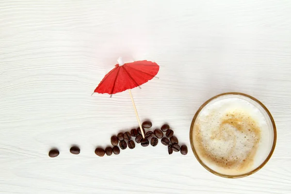 Frothy Latte Red Umbrella Beans Top View Hot Drink Relax — Stock Photo, Image