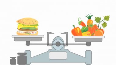 Fast food ve taze sebzelerle dengeleyici ölçekli video görüntüleri, kusursuz döngü ve alfa kanalı. sağlıklı yaşam tarzı seçenekleri