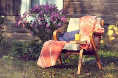 Rahatlamak için sonbahar atmosferini ısıtıyor