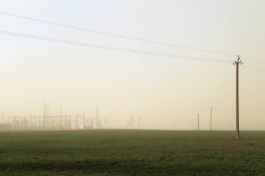 Toz fırtınası yeşil alan / hava anormallikleri ve iklim değişikliklerinde bir enerji santralini kaplıyor