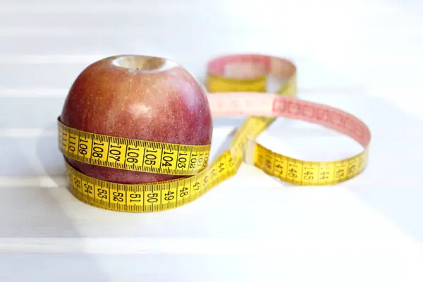 Manzana Roja Envuelta Centímetro Sobre Una Mesa Ligera Día Soleado — Foto de Stock