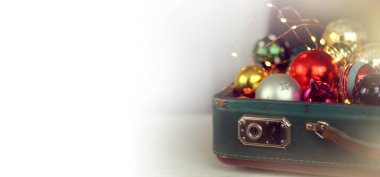 Noel süsleri aralık retro bavulda. Noel tatili için oyuncaklar