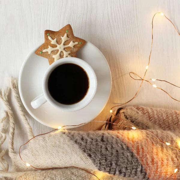 Black Coffee Cup Gingerbread Cookies Table Plaid Garland Festive Atmosphere — Stock Photo, Image