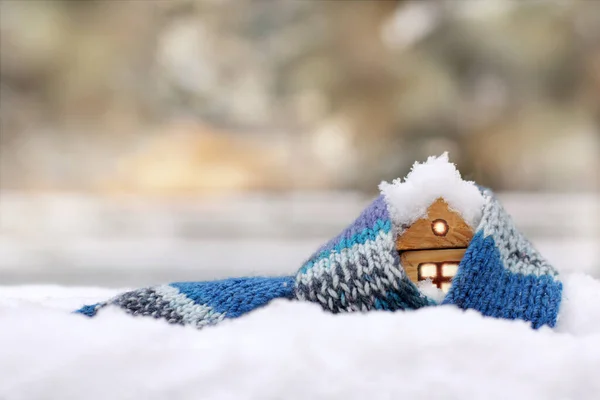 Mały Drewniany Domek Ciepłym Niebieskim Szaliku Pokryty Śniegiem Ubezpieczeniem Majątkowym — Zdjęcie stockowe