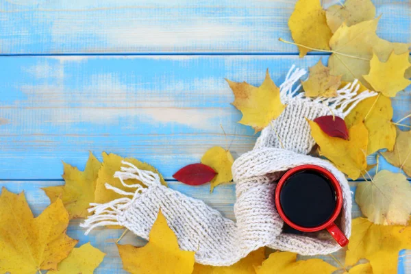 탁자에 스카프를 머그는 가을의 순간들을 위에서 수있는 잎으로 — 스톡 사진
