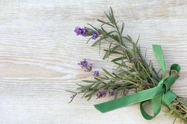 Bouquet Aus Englischem Lavendel Dekoriert Mit Grüner Schleife Blick Auf — Stockfoto