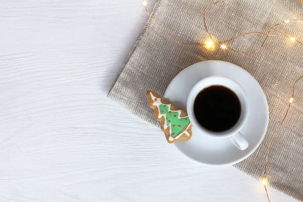 Чашка Черного Кофе Имбирным Печеньем Форме Рождественской Елки Праздничной Гирляндой — стоковое фото