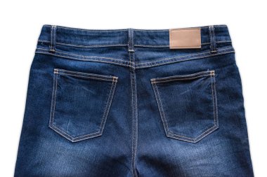 Mavi kot pantolon deri jeans etiket ile arkası kot üzerinde dikilmektedir. Kırpma yolu ile beyaz arka plan üzerinde izole.