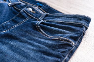 Açık mavi kot ahşap arka plan üzerinde.