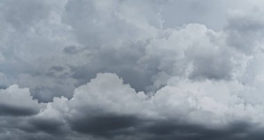 Yağmurdan önceki kara fırtına bulutları iklim arka planı için kullanılır. Bulutlar yağmurdan önce koyu griye döner. Soyut dramatik arkaplan.