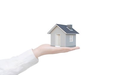 İnsan eli izole kırpma yolu ile beyaz arka plan üzerinde basit evde. Görüntü fikri Emlak ve mülkiyet kavramı. House 3d render.