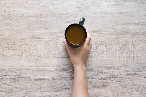 Kobiece Ręki Trzymającej Filiżankę Kawy Drewno Tekstury Tło — Zdjęcie stockowe
