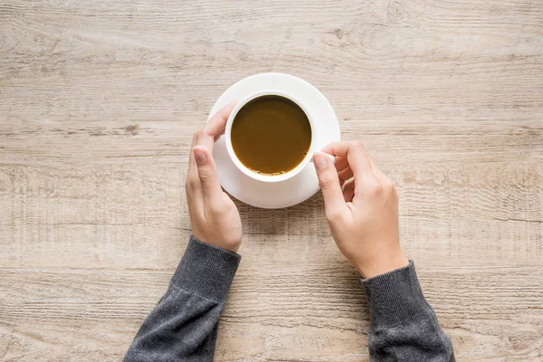 Mano Femenina Sosteniendo Una Taza Café Sobre Fondo Textura Madera —  Fotos de Stock