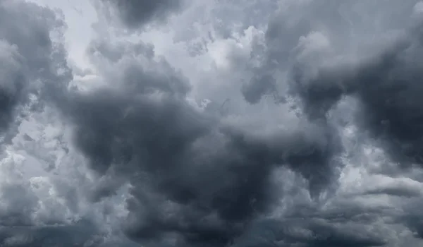 雨が気候の背景に使用される前に暗い嵐の雲 雨が降る前に雲は灰色になる 概要劇的な背景 — ストック写真