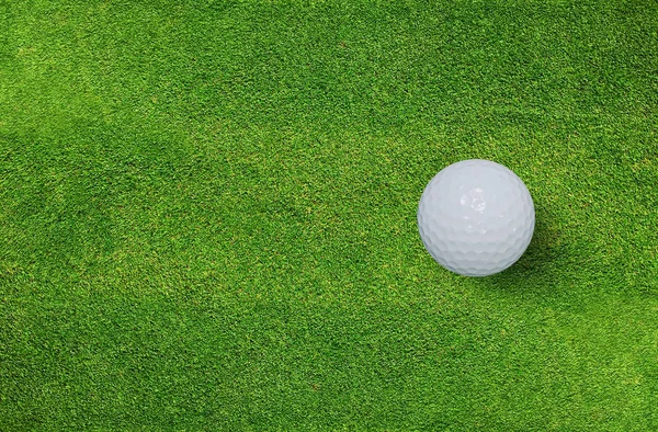ゴルフボール ゴルフ場の緑の草の上 ゴルフ スポーツの背景 — ストック写真