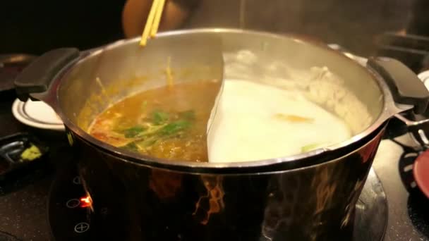 火锅涮锅炖蔬菜和猪肉 — 图库视频影像
