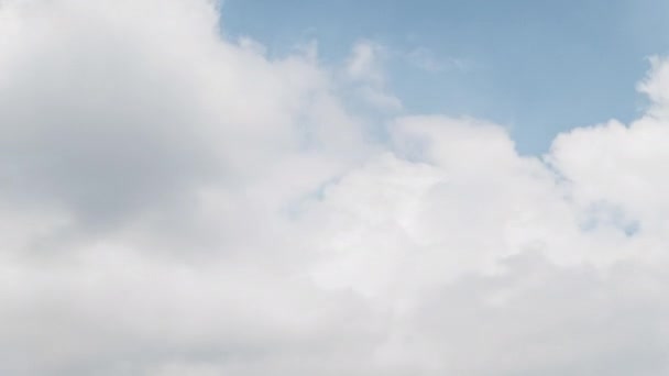 Временной Промежуток Раскатывающиеся Пушистые Облака Движутся Голубым Небом Движение Облака — стоковое видео