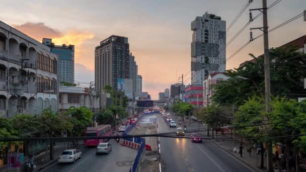 低速度撮影バンコク 2018 モノレール 黄色線の建設中にラップラオ道路で渋滞Bts ラップラオ バンコク タイで夕方 映像ビデオ — ストック動画