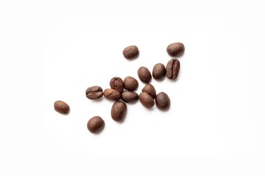 Beyaz zemin üzerine kavrulmuş kahve çekirdekleri. Yakın çekim yansıma.