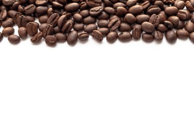 Kopyalama alanı alanı metin için kavrulmuş kahve çekirdekleri arka plan için. Yakın çekim yansıma.