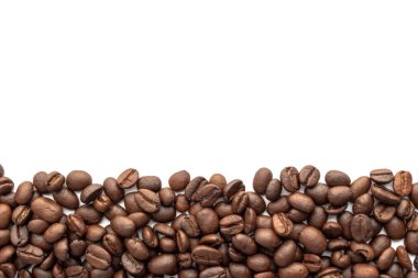 Kopyalama alanı alanı metin için kavrulmuş kahve çekirdekleri arka plan için. Yakın çekim yansıma.