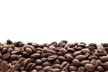 Kopyalama alanı alanı metin için kavrulmuş kahve çekirdekleri arka plan için. Yakın çekim yansıma.