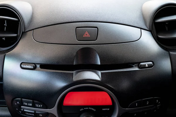 Κουμπί Έκτακτης Ανάγκης Αυτοκινήτου Και Dvd Player Υποδοχή Μέσα Θέση — Φωτογραφία Αρχείου