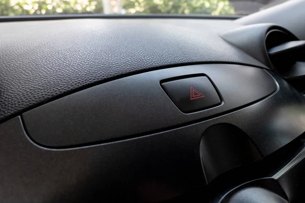 Κουμπί Έκτακτης Ανάγκης Αυτοκινήτου Στο Εσωτερικό Μέρος Του Οδηγού — Φωτογραφία Αρχείου