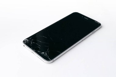 kırık ekran beyaz arka plan üzerinde izole ile hareket eden smartphone.