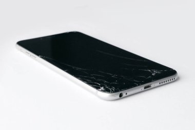 kırık ekran beyaz arka plan üzerinde izole ile hareket eden smartphone.