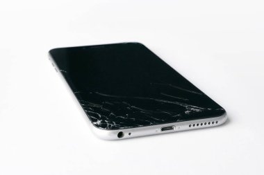 kırık ekran beyaz arka plan üzerinde izole ile hareket eden smartphone.
