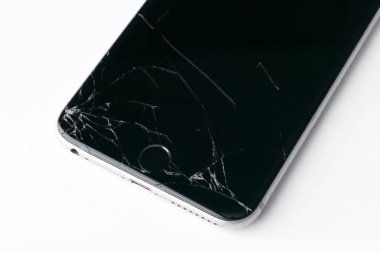 kırık ekran beyaz arka plan üzerinde izole ile hareket eden smartphone.