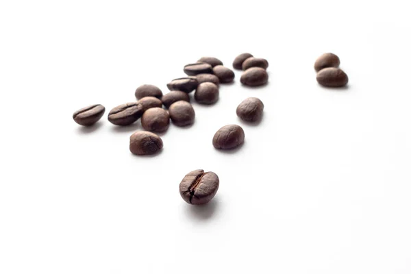 Palone Ziarna Kawy Białym Tle Zbliżenie Obrazu — Zdjęcie stockowe