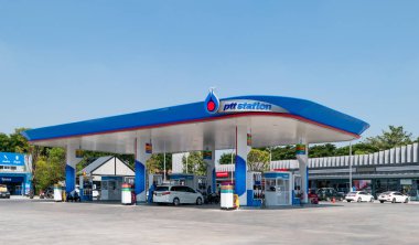 Bangkok, Tayland - 5 Kasım 2018: Bas-konuþ benzin istasyonu 5 Kasım 2018 üzerinde Tayland. Bas-konuþ bir Tay devlete ait küme listelenen petrol ve doğal gaz şirketidir.
