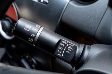 Araba silecekler düğmeleri denetler. Ayarlanabilir silecek bıçak sürücü yer içinde.