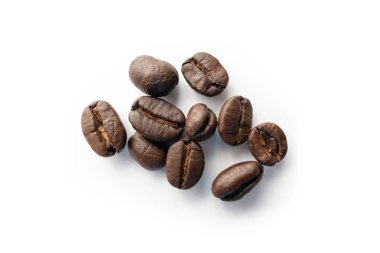 Beyaz arka planda izole edilmiş kızarmış kahve çekirdekleri. Kapat..