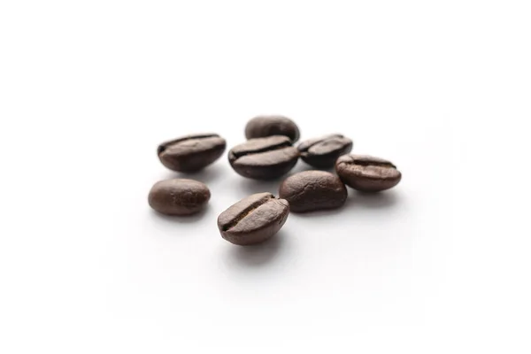 Palone Ziarna Kawy Izolowane Białym Tle Zamknij Się — Zdjęcie stockowe