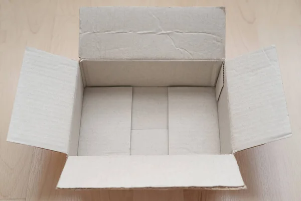 Κενό Ανοιχτό Ορθογώνιο Κουτί Από Χαρτόνι Ξύλινο Φόντο Ψώνια Απευθείας — Φωτογραφία Αρχείου