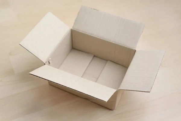 Κενό Ανοιχτό Ορθογώνιο Κουτί Από Χαρτόνι Ξύλινο Φόντο Ψώνια Απευθείας — Φωτογραφία Αρχείου