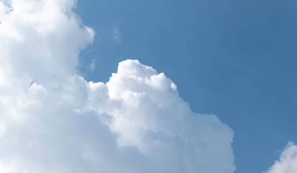 Blauer Himmel Mit Weißen Wolken — Stockfoto