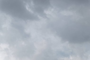 Yağmur bulutları. Dramatik arka plan. Yumuşak gökyüzü ve bulutlar.