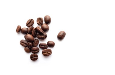 Beyaz arka planda izole kahve çekirdekleri.