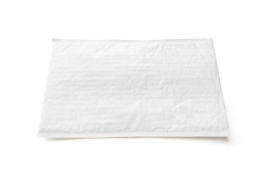 Beyaz posta paketi. Plastik parsel nesne arka plan online alışveriş reklam için. Kırpma yolu ile beyaz arka plan üzerinde izole nesne.