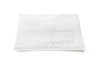 Beyaz posta paket yazma adresi için alana sahip. Plastik parsel nesne arka plan online alışveriş reklam için. Kırpma yolu ile beyaz arka plan üzerinde izole nesne.