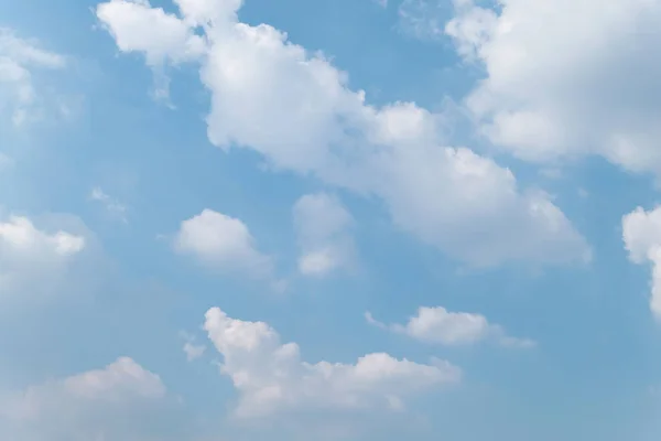 Blauer Himmel Hintergrund Mit Weißen Wolken — Stockfoto