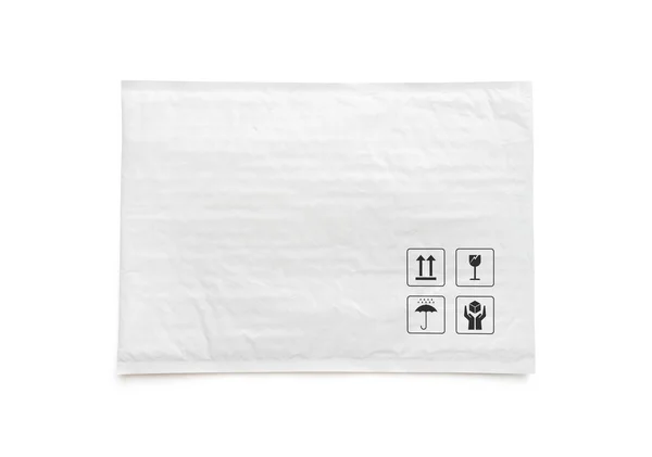 白色邮政包裹 塑料包裹 有脆弱的护理标志和符号 在白色背景上隔离的具有裁剪路径的对象 — 图库照片