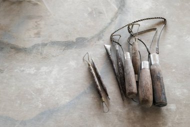 Araçlar heykel. Sanat ve el sanatları araçları vintage ahşap zemin üzerinde. Yakın çekim yansıma.