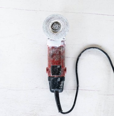 Beyaz arka plan üzerinde elektrikli taşlama tezgahı.